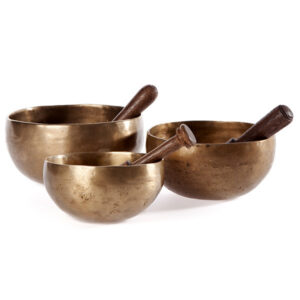 Tibetanska klangskålar med träpinne